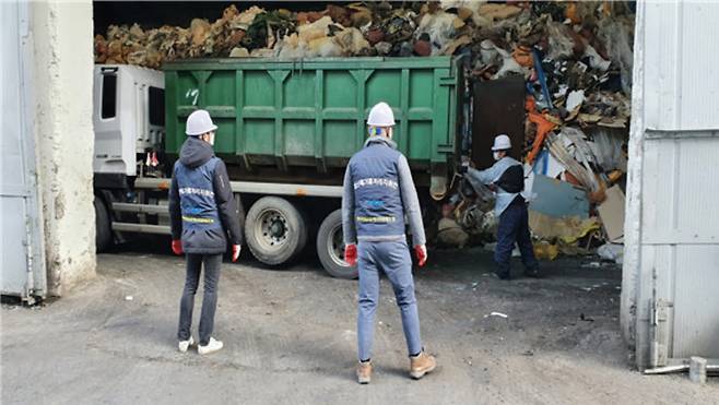 코로나19 폐기물 신속 처리를 위한 재난폐기물처리지원반 활동현장.