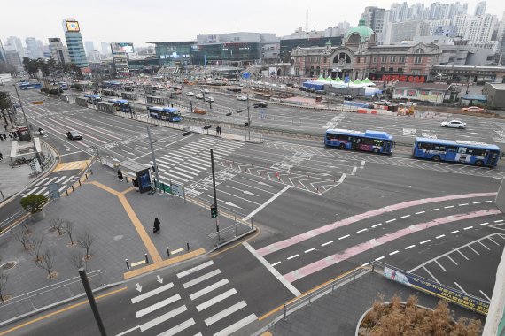 지난해 세밑 서울 도심이 코로나19 3차 대유행 여파로 오가는 차량없이 한산한 모습을 보이고 있다. /사진=김범석 기자