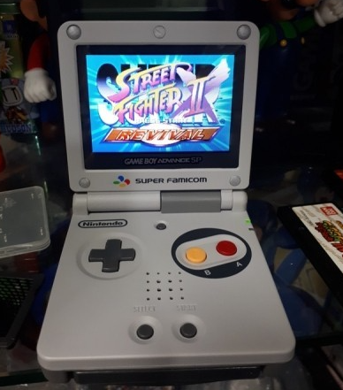 (당신의 눈을 즐겁게 만들어줄 선명한 액정으로 교체된 GBA SP) / 깐돌사마님 제공