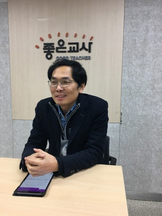 김영식 좋은교사운동 공동대표가 지난달 31일 서울 봉천동 좋은교사운동 사무실에서 기초학력보장법안 제정 필요성을 역설하고 있다. 김인현 객원기자