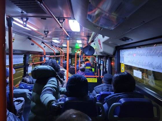 운행 중 승객으로 가득 찬 6411번 버스. 여성국 기자