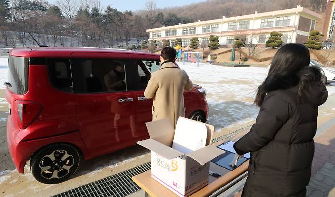 4일 오전 청주시 흥덕구의 한 초등학교에서 승차 확인(드라이브스루) 방식으로 예비소집을 진행하고 있다. 연합뉴스