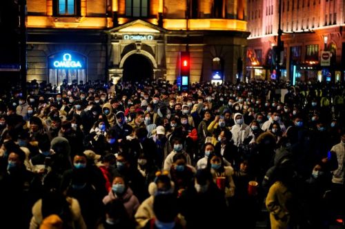 2020년의 마지막 날인 12월 31일 중국 상하이 한 거리에 새해를 맞이하러 나온 사람들이 모여 있다. 로이터연합뉴스