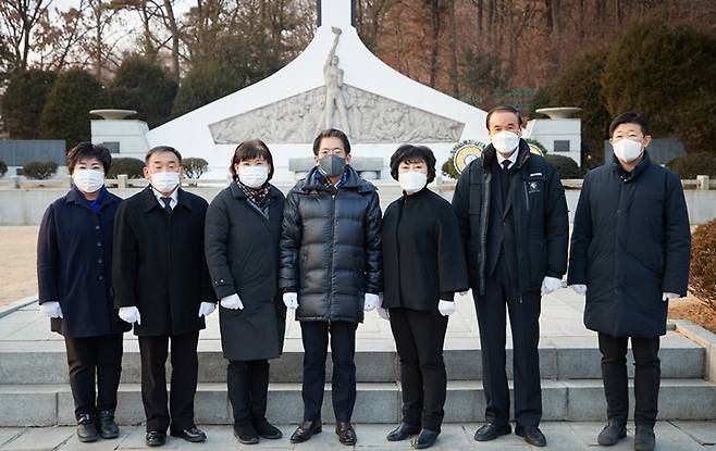 김기준 의장과 의장단이 김량장동 소재 현충탑을 찾아 참배하고 기념촬영을 하고 있다. / 사진제공=용인시의회