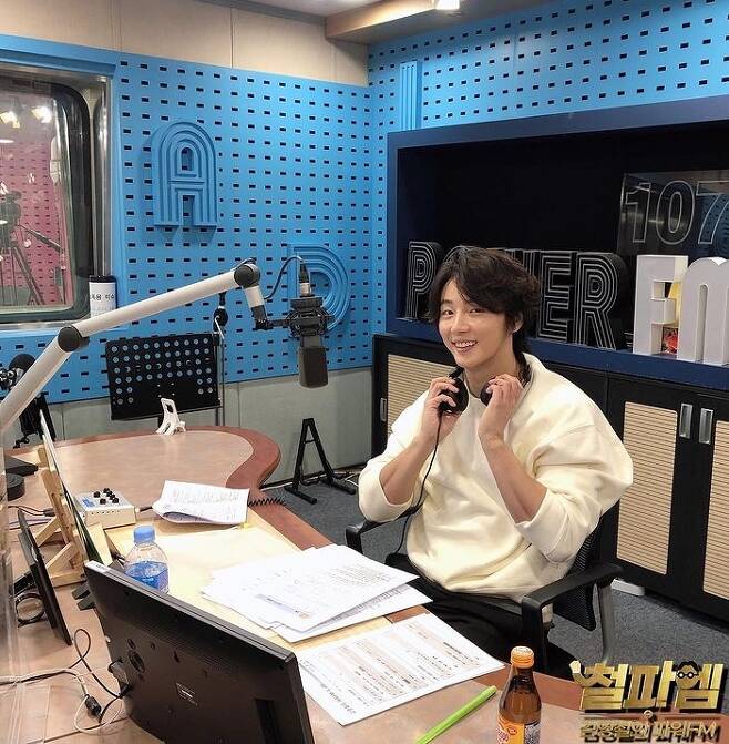 Actor Yoon Shi-yoons SBS PowerFM Kim Young-chuls PowerFM special DJ photo was released.The production team of Kim Young-chuls PowerFM posted a picture on the official Instagram on January 4 with the phrase Substituting the place of self-propelled iron-up di ... Special DJ Yoon Shi-yoon actor from today.In the photo, Yoon Shi-yoon has been showing off his warm visuals since morning; Yoon Shi-yoon beamed and excited fans with a headset held.