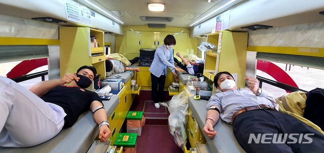 [익산=뉴시스] 강명수 기자 =㈜하림이 4일 전북 익산공장과 정읍공장에서 헌혈 캠페인을 전개했다. 사진은 하림 임직원들이 헌혈에 동참하는 모습이다. (사진 =하림 제공) 2021.01.04. photo@newsis.com