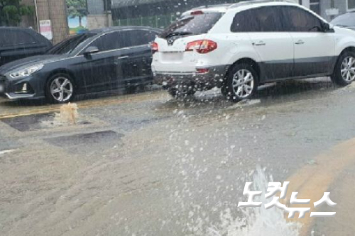 지난해 9월 제10호 태풍 하이선으로 강릉시 포남동 인근 도로가 역류하는 모습. 유선희 기자