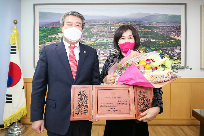 김순옥(오른쪽)의원이 경북의정봉사대상을 수상한 뒤 기념촬영을 하고 있다. 경주시의회 제공