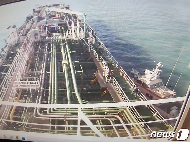 한국시간 4일 오후 8시쯤 이란혁명수비대에 나포된 것으로 알려진 한국 선박 '한국케미(HANKUK CHEMI,1만7426톤)호에 달린 폐쇄회로(CCTV)에 찍힌 영상. 한국케미호 오른쪽에는 이란 혁명수비대 소속 경비정으로 추정되는 선박이 붙어있다.(㈜타이쿤쉬핑 제공)© 뉴스1