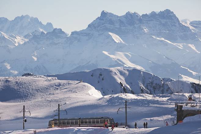 몽트뢰 로셰 드 녜의 톱니바퀴 열차. 이하 스위스관광청 제공