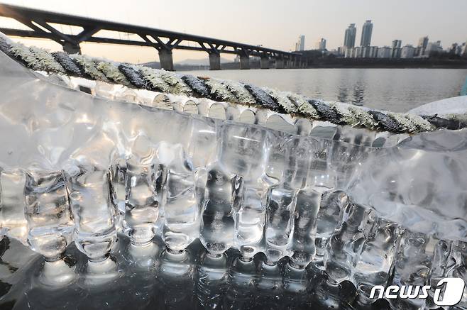한파가 계속된 4일 서울 뚝섬한강공원 인근 선착장에 고드름이 얼어 있다. 2021.1.4/뉴스1 © News1 이성철 기자