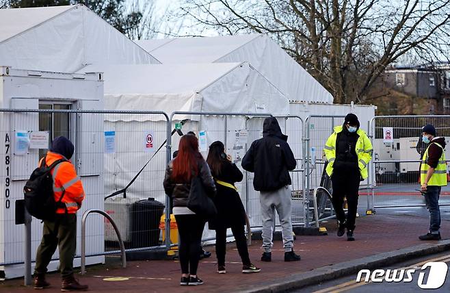영국 시민들이 코로나19 검사를 받기 위해 기다리고 있다.© AFP=뉴스1