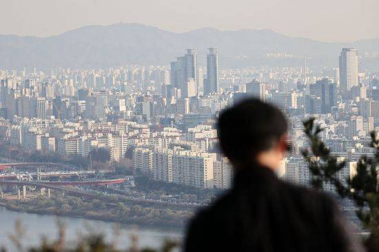 1일 오후 서울 매봉산에서 바라본 송파, 강남 일대 아파트 [이미지출처=연합뉴스]
