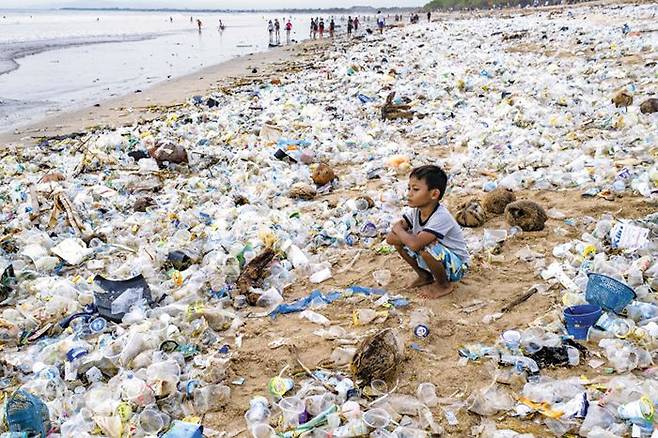 지난달 31일(현지 시각) 수십t의 쓰레기가 밀려와 모래사장을 뒤덮은 인도네시아 발리의 쿠타 해변. /EPA 연합뉴스