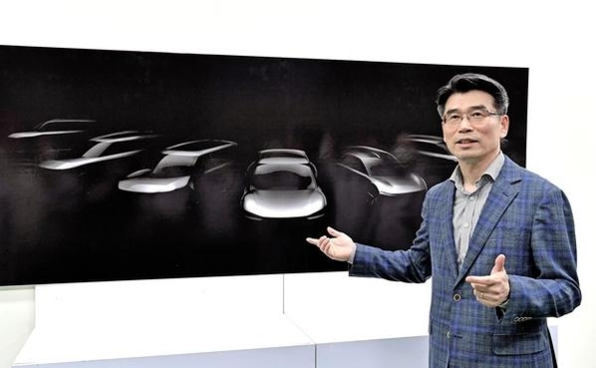 송호성 기아자동차 사장이 오는 2027년까지 출시될 전용 전기차 모델 라인업의 스케치 이미지를 설명하고 있다./기아자동차