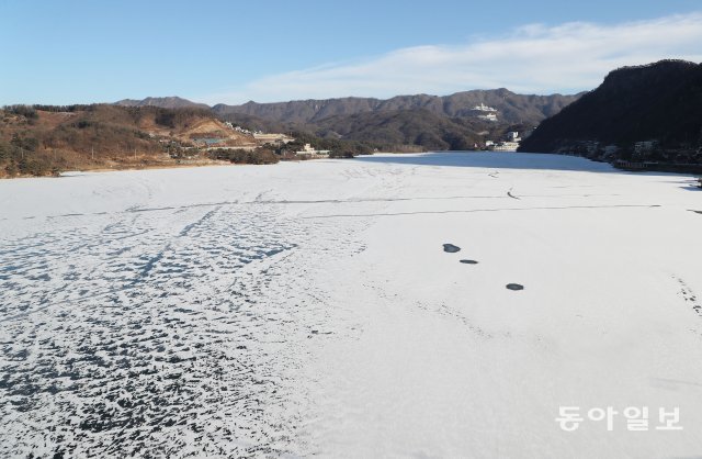 5일 경기 가평 가평대교에서 바라본 북한강 얼음위에 눈이 하얗게 쌓여있다. 김재명 기자 base@donga.com