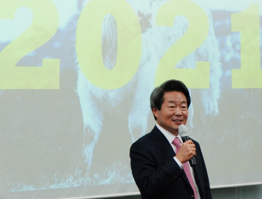 강석균 안랩 대표가 '2021년 온라인 시무식'에서 발언을 하고 있다. 안랩 제공