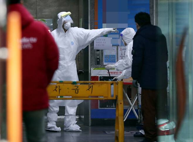 지난 2일부터 55명의 확진자가 발생한 인천시 계양구 한 요양병원에서 방역 당국 관계자들이 소독작업을 하고 있다. 연합뉴스