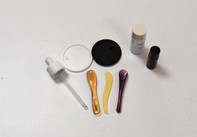 화장품을 사면 딸려오는 플라스틱 부속품들. 속뚜껑이나 스파튤러, 샘플통 등은 크기가 작아 재활용선별과정에서 빠지기 일쑤다. 배우한 기자