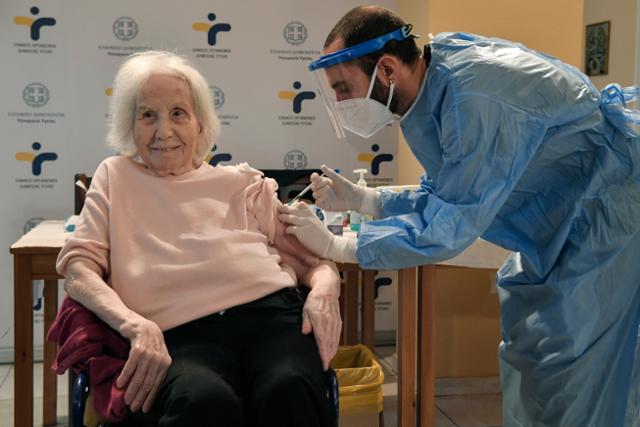 그리스 수도 아테네 북부 교외에 있는 한 요양원에서 4일 한 노인이 신종 코로나바이러스 감염증(코로나19) 백신 주사를 맞고 있다. 아테네=EPA 연합뉴스