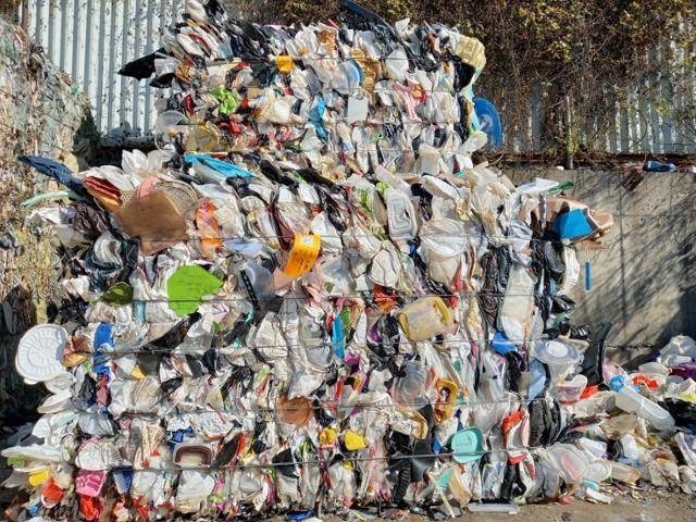 지난 해 11월 4일 충북 청주시의 폐기물 선별업체 미래ent에서 배달용기만 따로 모아서 압축한 모습. 배달용기는 일반 플라스틱 재질과 다른 복합재질이기 때문에 별도로 분류를 해야 한다. 최다원 기자