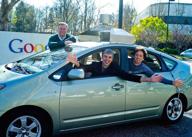 구글 자율 주행 자동차를 시연 중인 구글 3인방. 구글 공동창업자인 래리 페이지(가운데), 세브게이 브린(왼쪽), 2001년부터 구글의 경영을 맡았던 에릭 슈미트가 포즈를 취하고 있다.