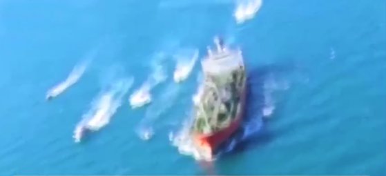 이란군이 한국 국적 선박을 나포하고 있다. [이란 혁명수비대 트위터 영상 캡처]