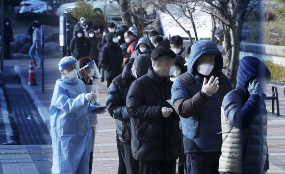 울산시 동구 소재 한 병원에서 신종 코로나바이러스 감염증(코로나19) 확진자가 발생한 가운데 5일 동구보건소에 마련된 선별진료소에서 해당 병원을 다녀간 시민들이 코로나19 검사를 받기 위해 줄지어 서 있다. 뉴스1