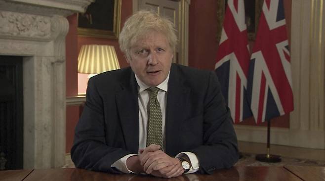 보리스 존슨 영국 총리가 4일(현지시간) TV 연설에서 “코로나19 확산을 막기 위해 2월 중순까지 잉글랜드 지역에 새로운 봉쇄조치를 실시할 것”이라고 발표하고 있다. 런던|AP연합뉴스