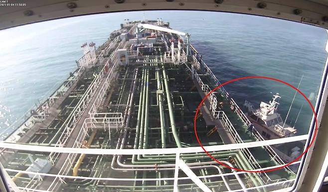 This closed-circuit TV image shows South Korean oil tanker MT Hankuk Chemi arriving in an Iranian port after it was seized by Iranian troops on Monday. An Iranian speedboat is seen in the red circle. (Yonhap)