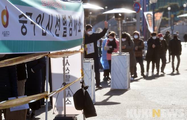 ▲사진=서울 용산구 서울역 광장에 설치된 임시 선별진료소를 찾은 시민들이 코로나19 검사를 받고 있다. 사진은 기사와 직접 관련이 없습니다. 박태현 기자