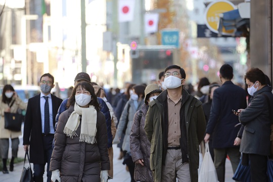 마스크를 쓴 일본 행인들이 수도 도쿄의 번화가인 긴자 거리를 걷고 있다. AP연합뉴스