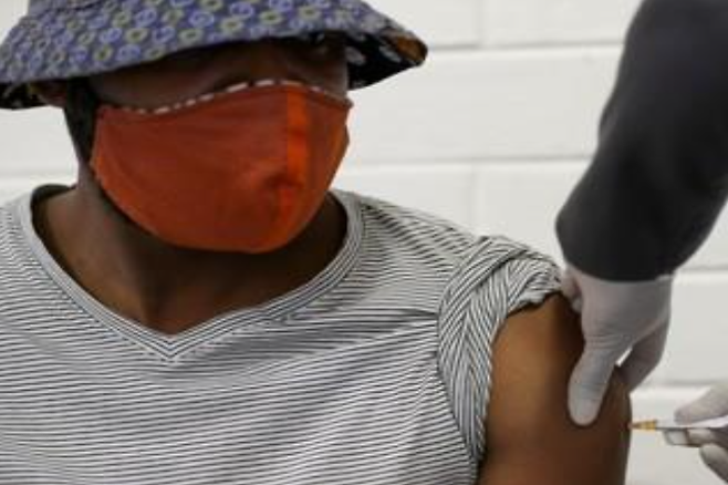 지난해 6월 남아공의 코로나19 백신 후보 임상 시험 모습. 연합뉴스