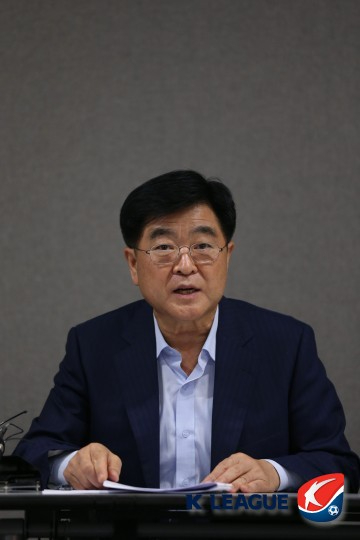 권오갑 한국프로축구연맹 총재는 2021년 K리그의 목표로 재정건전성과 리그 경쟁력 확보를 꼽았다. 한국프로축구연맹 제공