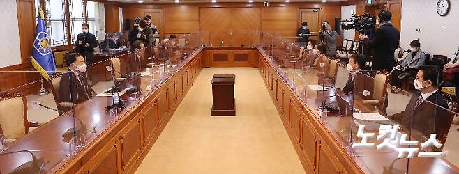 정세균 국무총리가 5일 오전 서울 종로구 정부청사에서 '아동학대 관련 긴급 관계장관회의'를 열고 모두발언하고 있다. 이한형 기자