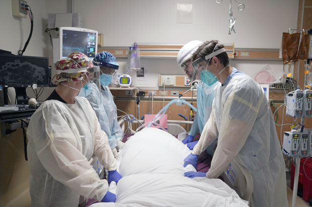 지난달 22일 미국 캘리포니아주 로스앤젤레스의 한 병원 중환자실에서 의료진이 코로나19 환자를 돌보고 있다./사진=AP 연합뉴스