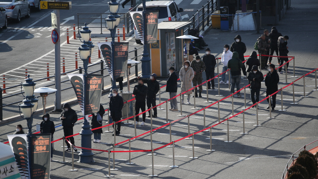 지난 3일 오전 서울역 광장에 마련된 서울 중구 임시 선별검사소를 찾은 시민들이 검사를 받기 위해 대기하고 있다./연합뉴스