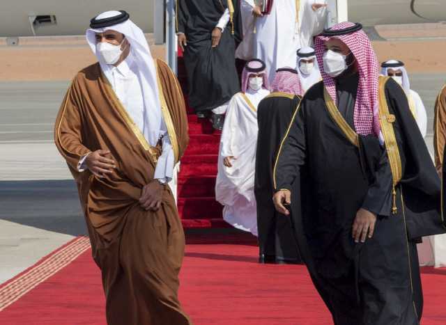 셰이크 타밈 빈 하마드 알사니(왼쪽) 카타르 군주가 5일(현지 시간) 걸프협력회의(GCC) 정상회의 참석을 위해 사우디아라비아 알울라에 도착해 무함마드 빈살만(오른쪽) 사우디 왕세자의 환영을 받고 있다. 카타르 군주의 사우디 방문은 2017년 6월 양국 단교 이후 처음으로, 카타르는 이번 회의에서 GCC 6개 회원국 및 이집트와 외교 단절 종식 협정을 체결할 것으로 알려졌다. /AP연합뉴스