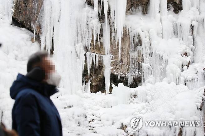 한파에 꽁꽁 얼어붙은 인공폭포 [연합뉴스 자료사진]