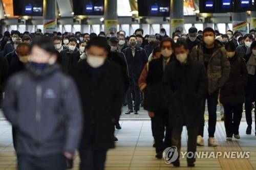 (도쿄 AP=연합뉴스) 신종 코로나바이러스 감염증(코로나19)이 일본에서 계속 확산하는 가운데 4일 오전 도쿄의 한 역에서 직장인들이 출근하고 있다. 일본 정부는 머지 않아 긴급사태를 다시 선언할 것으로 보인다.