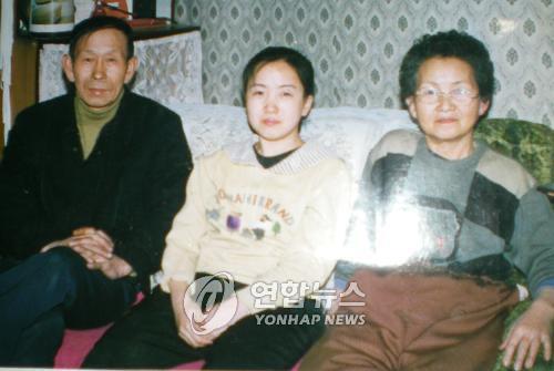 1975년 납북된 어선 '천왕호'의 선원 출신으로 2008년 북한을 탈출한 윤종수씨(왼쪽)와 북한에 남은 가족들. [납북자가족모임 제공=연합뉴스 자료사진]