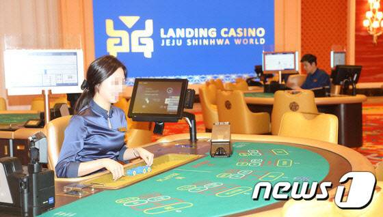 ▲제주신화월드 랜딩카지노에서 보관하던 현금 145억여원이 도난당했다. 사진은 랜딩카지노 내부 모습. 뉴스1제공
