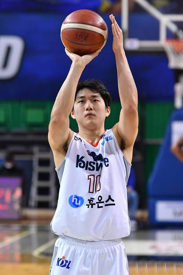 프로농구 인천 전자랜드의 신인 이윤기가 개인 한 경기 최다인 19점을 터뜨리며 팀승리를 이끌었다. [사진 = KBL 제공]