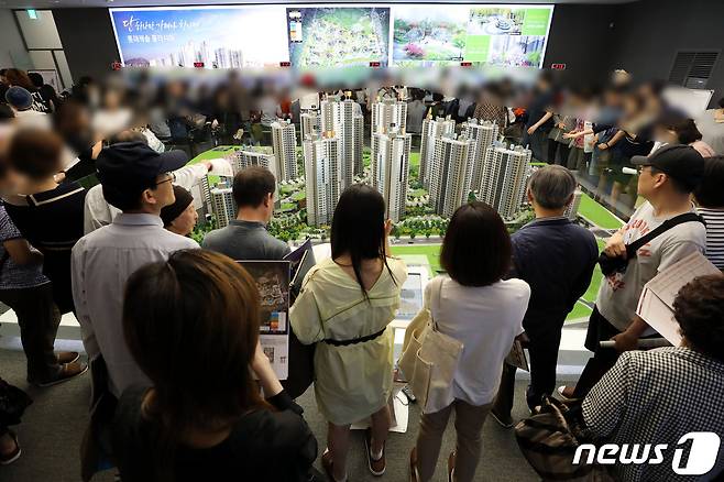 서울의 한 분양단지 견본주택이 고객들로 북적이고 있다. 2019.5.17/뉴스1 © News1 이광호 기자