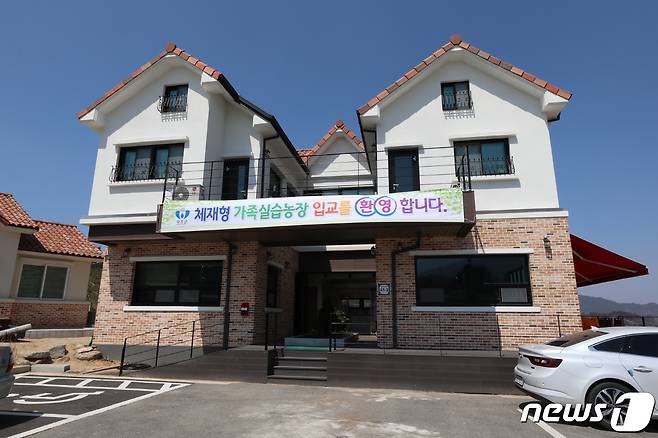 전북 무주군이 29일까지 체재형 가족실습농장 교육생을 모집한다.(무주군제공)2021.1.6 /뉴스1