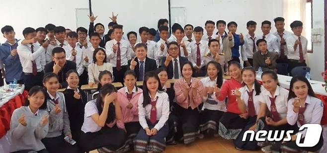 지난해 1월 배재대 국제협력선도대학사업단이 라오스 수파누봉대에서 세라믹 공예산업기술 워크숍을 하고 기념사진을 찍고 있다. (배재대 제공) © 뉴스1