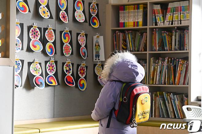 2021학년도 서울 초등학교 예비소집일인 6일 서울 강남구 포이초등학교에서 어린이가 교실을 보고 있다. 2021.1.6/뉴스1 © News1 사진공동취재단