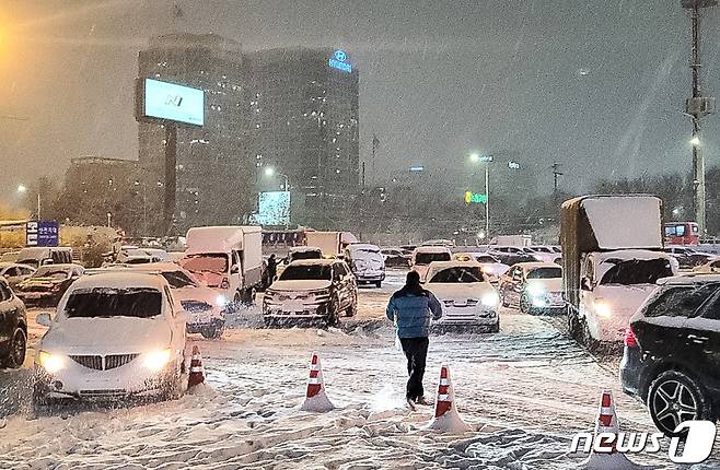 중부지방 등 서울 전역에 대설주의보가 내린 6일 경부고속도로 하행선 만남의광장 휴게소에 눈이 쌓여 있다. 2021.1.6/뉴스1 © News1 이동원 기자