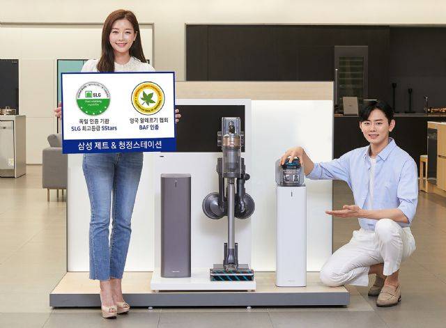 삼성전자 모델이 삼성디지털프라자 강남본점에서 SLG와 BAF인증을 받은 2020년형 프리미엄 무선 청소기 ‘삼성 제트’와 미세먼지 걱정 없이 먼지통을 간편하게 관리할 수 있는 ‘청정스테이션’ 을 소개하고 있다. (사진=삼성전자)