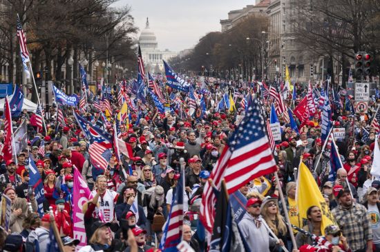 지난달 도널드 트럼프 미국 대통령 지지자들이 워싱턴DC 프리덤 플라자에서 대규모 집회를 벌이고 있다. [이미지출처=EPA연합뉴스]